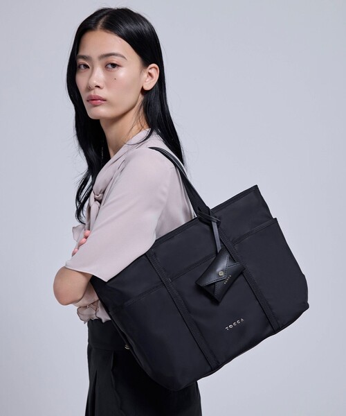 TOCCA(トッカ)の「T-LETTERA NYLON BAG ナイロンバッグ(トートバッグ・レディース・ライトグレー系/ブラック系/ネイビー系・F)」の12枚目の写真