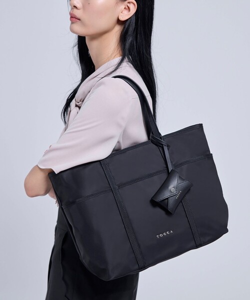 TOCCA(トッカ)の「T-LETTERA NYLON BAG ナイロンバッグ(トートバッグ・レディース・ライトグレー系/ブラック系/ネイビー系・F)」の13枚目の写真