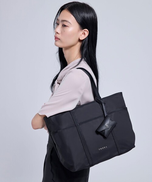 TOCCA(トッカ)の「T-LETTERA NYLON BAG ナイロンバッグ(トートバッグ・レディース・ライトグレー系/ブラック系/ネイビー系・F)」の14枚目の写真