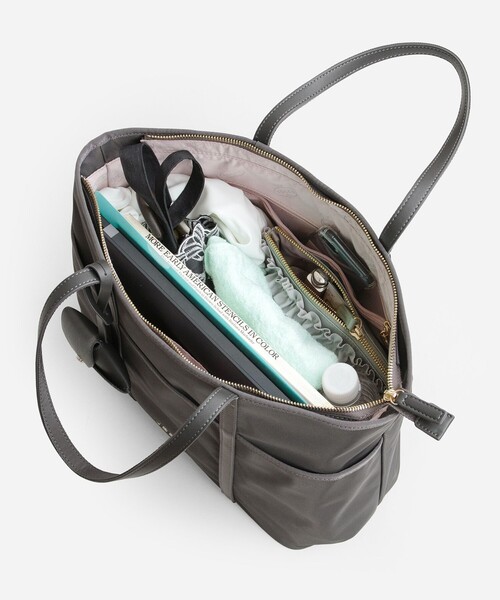 TOCCA(トッカ)の「T-LETTERA NYLON BAG ナイロンバッグ(トートバッグ・レディース・ライトグレー系/ブラック系/ネイビー系・F)」の21枚目の写真