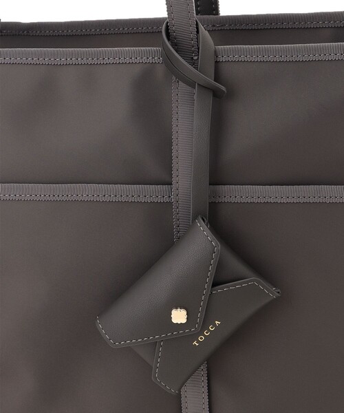 TOCCA(トッカ)の「T-LETTERA NYLON BAG ナイロンバッグ(トートバッグ・レディース・ライトグレー系/ブラック系/ネイビー系・F)」の10枚目の写真