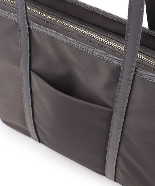 TOCCA(トッカ)の「T-LETTERA NYLON BAG ナイロンバッグ(トートバッグ・レディース・ライトグレー系/ブラック系/ネイビー系・F)」の9枚目の写真