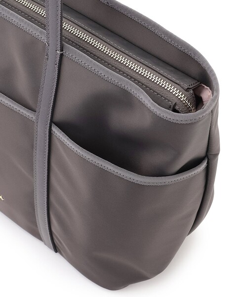 TOCCA(トッカ)の「T-LETTERA NYLON BAG ナイロンバッグ(トートバッグ・レディース・ライトグレー系/ブラック系/ネイビー系・F)」の7枚目の写真