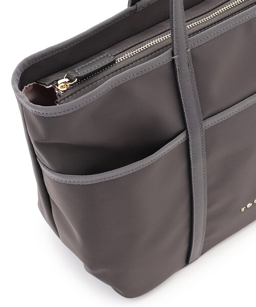 TOCCA(トッカ)の「T-LETTERA NYLON BAG ナイロンバッグ(トートバッグ・レディース・ライトグレー系/ブラック系/ネイビー系・F)」の6枚目の写真