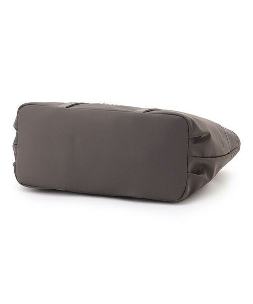 TOCCA(トッカ)の「T-LETTERA NYLON BAG ナイロンバッグ(トートバッグ・レディース・ライトグレー系/ブラック系/ネイビー系・F)」の4枚目の写真
