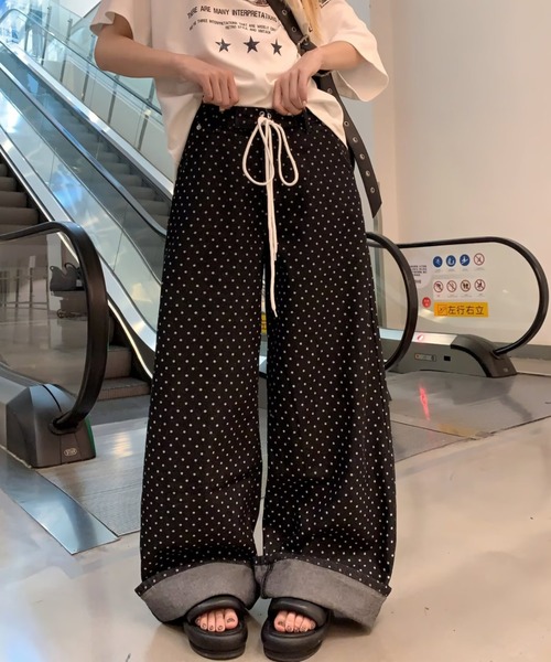 Ritzy(リッツィー)の「ドット柄 ワイドデニムイージーパンツ(デニムパンツ・レディース・ブラック・L/M)」の2枚目の写真