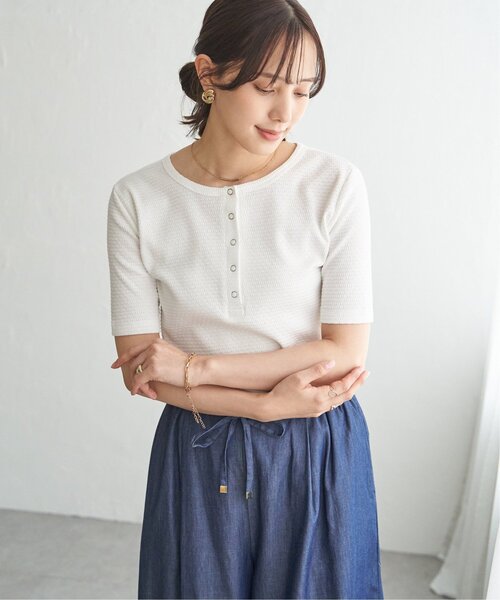 ikka(イッカ)の「前後2WAYヘンリーネックプルオーバー(Tシャツ/カットソー・レディース・ブルー/グレイッシュベージュ/オフホワイト/ブラック・M/L)」の6枚目の写真