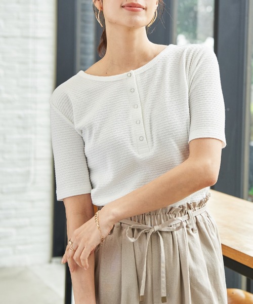 ikka(イッカ)の「前後2WAYヘンリーネックプルオーバー(Tシャツ/カットソー・レディース・ブルー/グレイッシュベージュ/オフホワイト/ブラック・M/L)」の2枚目の写真