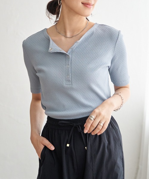 ikka(イッカ)の「前後2WAYヘンリーネックプルオーバー(Tシャツ/カットソー・レディース・ブルー/グレイッシュベージュ/オフホワイト/ブラック・M/L)」の4枚目の写真