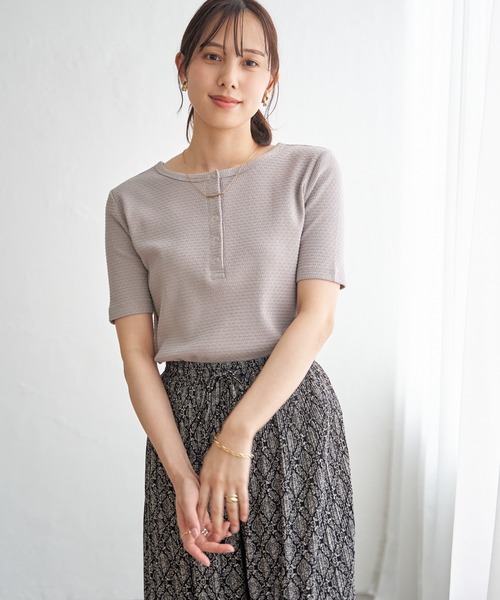 ikka(イッカ)の「前後2WAYヘンリーネックプルオーバー(Tシャツ/カットソー・レディース・ブルー/グレイッシュベージュ/オフホワイト/ブラック・M/L)」の15枚目の写真