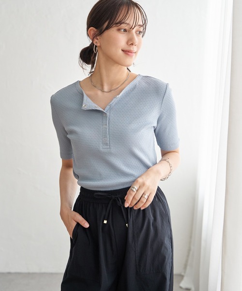 ikka(イッカ)の「前後2WAYヘンリーネックプルオーバー(Tシャツ/カットソー・レディース・ブルー/グレイッシュベージュ/オフホワイト/ブラック・M/L)」の16枚目の写真