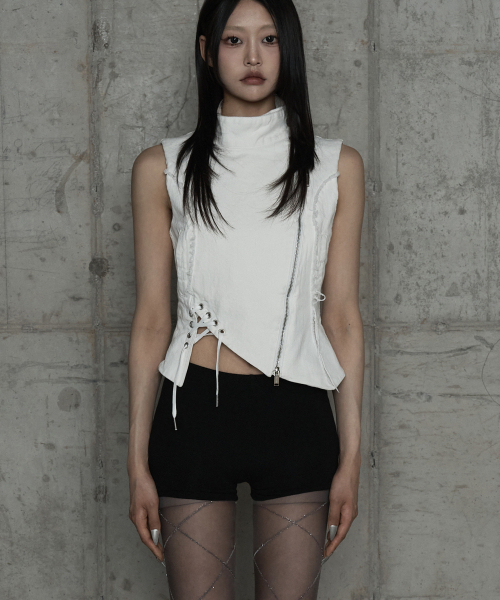ETRE AU SOMMET(エトレオソメ)の「Diagonal Corset Vest (White)(ベスト・レディース・ホワイト・2/1)」の1枚目の写真