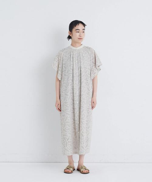 conges payes ADIEU TRISTESSE(コンジェ ペイエ アデュートリステス)の「ボタニカル風エンブロイダリーワンピース(ワンピース・レディース・グレイッシュベージュ/ブルーグリーン・38)」の3枚目の写真