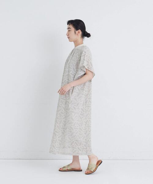 conges payes ADIEU TRISTESSE(コンジェ ペイエ アデュートリステス)の「ボタニカル風エンブロイダリーワンピース(ワンピース・レディース・グレイッシュベージュ/ブルーグリーン・38)」の4枚目の写真