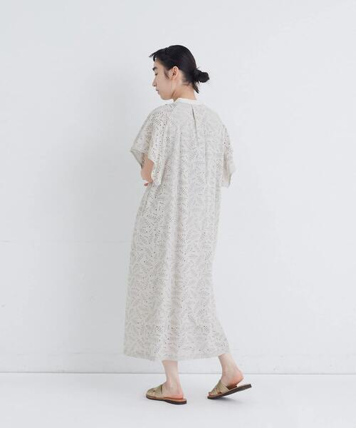 conges payes ADIEU TRISTESSE(コンジェ ペイエ アデュートリステス)の「ボタニカル風エンブロイダリーワンピース(ワンピース・レディース・グレイッシュベージュ/ブルーグリーン・38)」の5枚目の写真