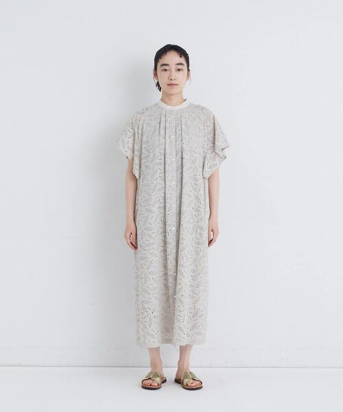 conges payes ADIEU TRISTESSE(コンジェ ペイエ アデュートリステス)の「ボタニカル風エンブロイダリーワンピース(ワンピース・レディース・グレイッシュベージュ/ブルーグリーン・38)」の7枚目の写真