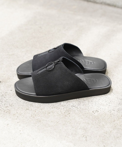 MANEBU(マネブ)の「【MANEBU(マネブ)】GOO ZIP SUEDE(サンダル・メンズ・ブラック・MEDIUM/SMALL)」の1枚目の写真