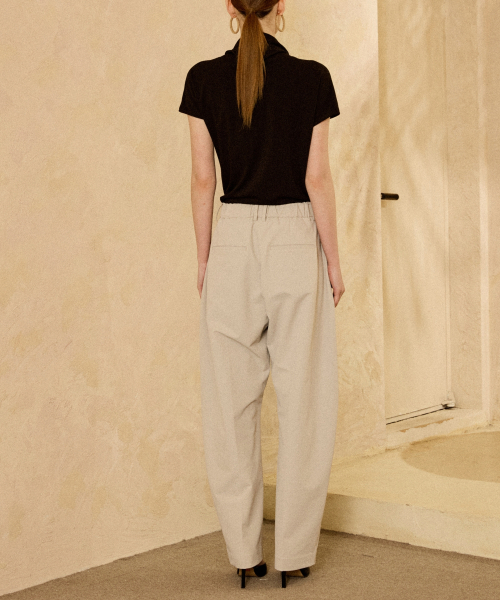 PADO SEOUL(パドソウル)の「ストレッチナイロンバレルパンツベージュ(スラックス・レディース・ベージュ・MEDIUM/SMALL)」の4枚目の写真