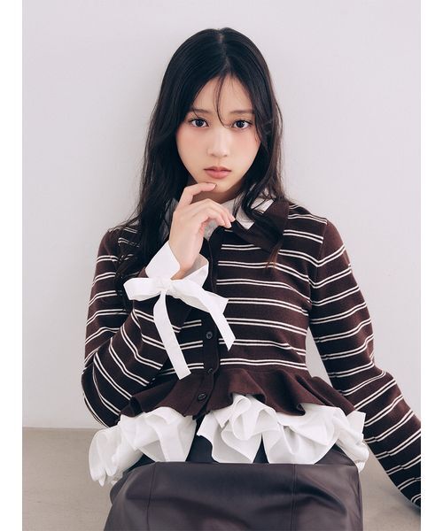 SNIDEL（スナイデル）の「【多色展開】ボリュームフリルペプラムカーディガン（カーディガン/ボレロ・レディース・グレー/レッド/ブラウン/ネイビー/ブラック・F）」の3枚目の写真