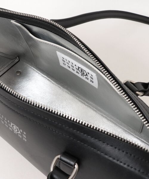 MM6 Maison Margiela(エムエムシックス メゾン マルジェラ)の「MM6 NEW BAULETTO J MEDIUM(ショルダーバッグ・レディース・ブラック・FREE)」の5枚目の写真