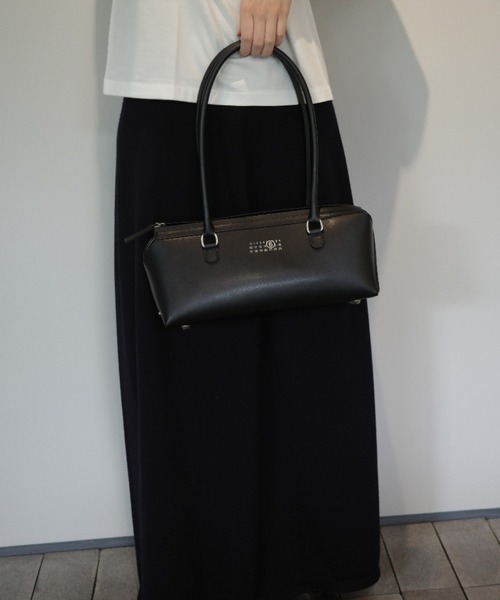 MM6 Maison Margiela(エムエムシックス メゾン マルジェラ)の「MM6 NEW BAULETTO J MEDIUM(ショルダーバッグ・レディース・ブラック・FREE)」の2枚目の写真