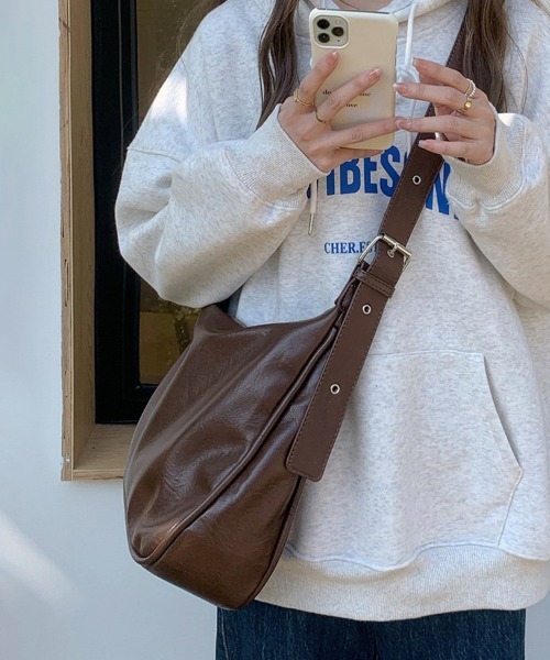 ReRe(リリ)の「バックルベルトフェイクレザーワンショルダーバッグ(ショルダーバッグ・レディース・ブラック/ダークブラウン・FREE)」の3枚目の写真