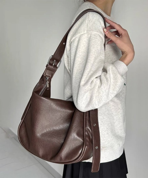 ReRe(リリ)の「バックルベルトフェイクレザーワンショルダーバッグ(ショルダーバッグ・レディース・ブラック/ダークブラウン・FREE)」の5枚目の写真