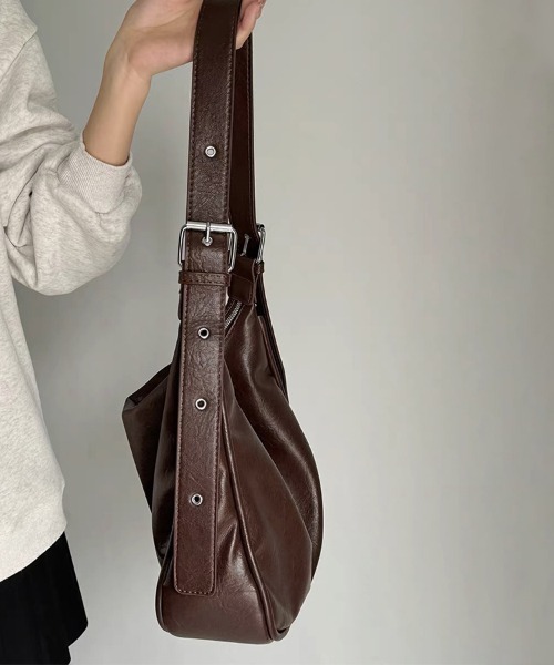 ReRe(リリ)の「バックルベルトフェイクレザーワンショルダーバッグ(ショルダーバッグ・レディース・ブラック/ダークブラウン・FREE)」の8枚目の写真