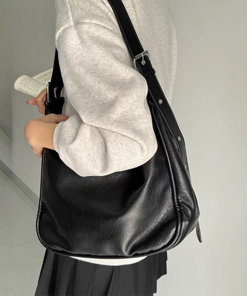 ReRe(リリ)の「バックルベルトフェイクレザーワンショルダーバッグ(ショルダーバッグ・レディース・ブラック/ダークブラウン・FREE)」の11枚目の写真