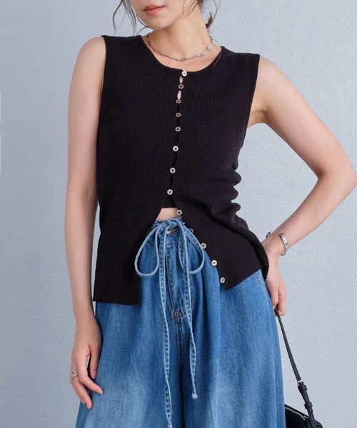 murea（ミュレア）の「フロントボタンリブニットノースリーブトップス（ニット/セーター・レディース・ブラック/ブラウン/ライトベージュ・FREE）」の2枚目の写真