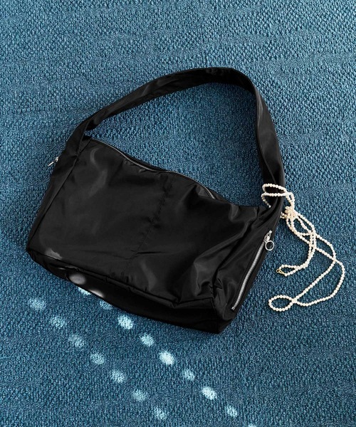 ADAM ET ROPE'(アダムエロペ)の「サイドジップワンショルダーバッグ/撥水(ショルダーバッグ・レディース・ブラウン/ブラック・FREE)」の3枚目の写真
