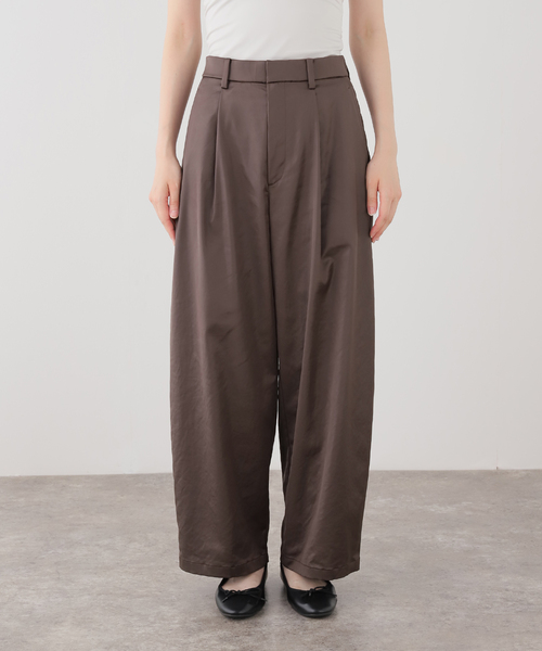 IENA（イエナ）の「サテンフロントインタックパンツ（その他パンツ・レディース・ブラック/ブラウン・38/36/34）」の2枚目の写真