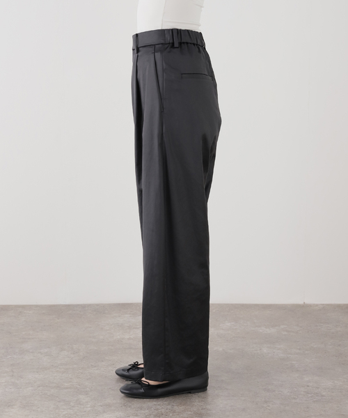 IENA（イエナ）の「サテンフロントインタックパンツ（その他パンツ・レディース・ブラック/ブラウン・38/36/34）」の3枚目の写真