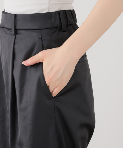 IENA（イエナ）の「サテンフロントインタックパンツ（その他パンツ・レディース・ブラック/ブラウン・38/36/34）」の6枚目の写真