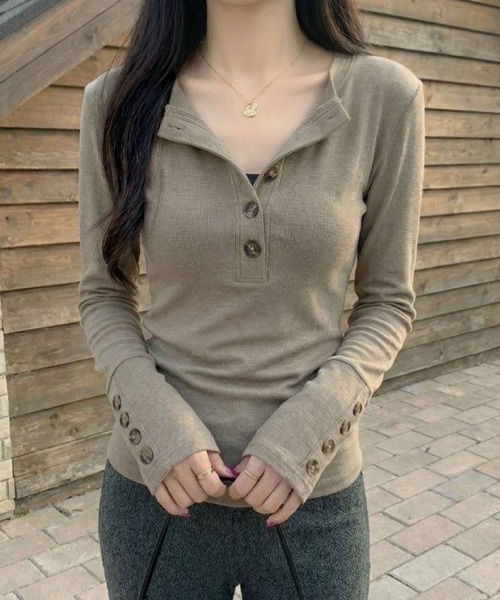2ly2(トゥーリートゥー)の「ヘンリーネック リブカットソー 長袖 ボタンデザイン ストレッチ トップス(Tシャツ/カットソー・レディース・ブラック/キャメル/グレー・FREE)」の17枚目の写真