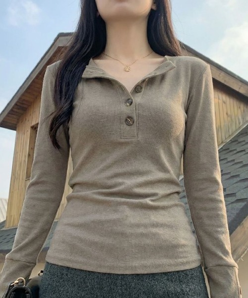 2ly2(トゥーリートゥー)の「ヘンリーネック リブカットソー 長袖 ボタンデザイン ストレッチ トップス(Tシャツ/カットソー・レディース・ブラック/キャメル/グレー・FREE)」の20枚目の写真