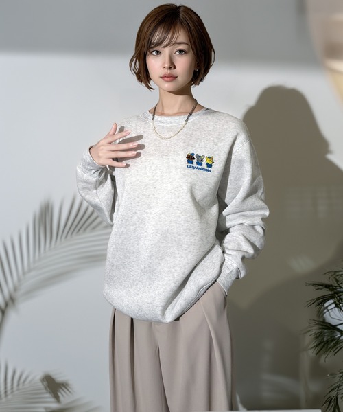 Chandelier（シャンデリア）の「ワンポイント刺繍 ふんわり裏起毛ゆったりスウェットトレーナー（スウェット・レディース・ホワイト系1/ブラック系1/グレー系/ホワイト系3/ブラック系3/グレー系2・M/L/LL）」の13枚目の写真