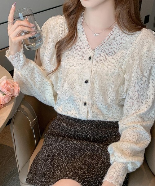 AMAJI(アマジ)の「レース Vネック インナートップス(その他トップス・レディース・ベージュ・SMALL/MEDIUM/LARGE/X-LARGE)」の4枚目の写真