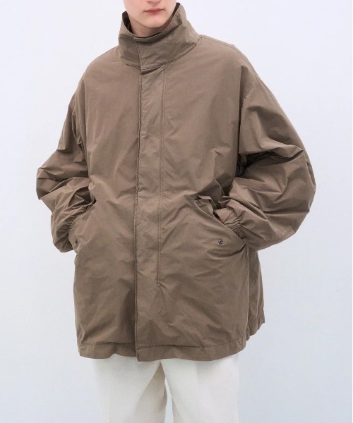 ATON(エイトン)の「【ATON / エイトン】AIR WEATHER SHORT MODS COAT(モッズコート・メンズ・ホワイト/キャメル/ブラック・2/4/6)」の1枚目の写真