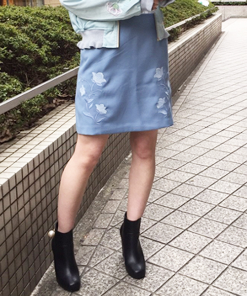dazzlin（ダズリン）の「刺繍台形スカート（スカート・レディース・ブルー/ピンク/その他1・MEDIUM/SMALL）」の2枚目の写真