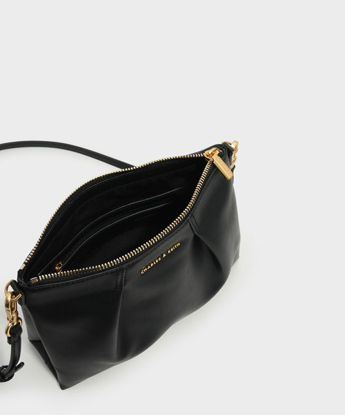 CHARLES & KEITH（チャールズ & キース）の「クラシカルスリングバッグ / CLASSICAL SLING BAG（メッセンジャーバッグ・レディース・ブラック/ベージュ・S）」の9枚目の写真