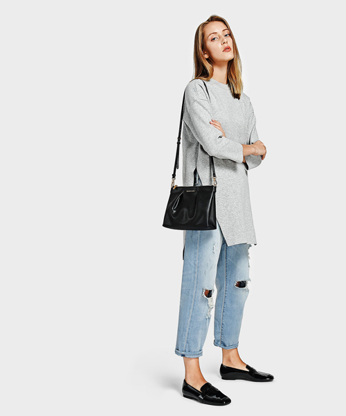 CHARLES & KEITH（チャールズ & キース）の「クラシカルスリングバッグ / CLASSICAL SLING BAG（メッセンジャーバッグ・レディース・ブラック/ベージュ・S）」の8枚目の写真