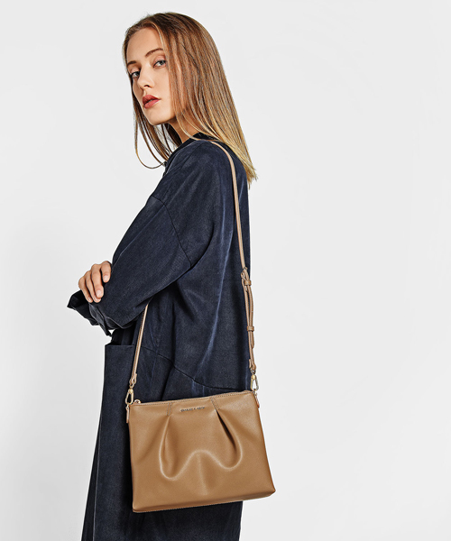 CHARLES & KEITH（チャールズ & キース）の「クラシカルスリングバッグ / CLASSICAL SLING BAG（メッセンジャーバッグ・レディース・ブラック/ベージュ・S）」の7枚目の写真