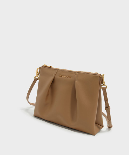CHARLES & KEITH（チャールズ & キース）の「クラシカルスリングバッグ / CLASSICAL SLING BAG（メッセンジャーバッグ・レディース・ブラック/ベージュ・S）」の6枚目の写真