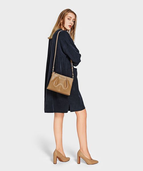 CHARLES & KEITH（チャールズ & キース）の「クラシカルスリングバッグ / CLASSICAL SLING BAG（メッセンジャーバッグ・レディース・ブラック/ベージュ・S）」の3枚目の写真