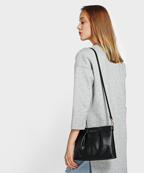 CHARLES & KEITH（チャールズ & キース）の「クラシカルスリングバッグ / CLASSICAL SLING BAG（メッセンジャーバッグ・レディース・ブラック/ベージュ・S）」の12枚目の写真