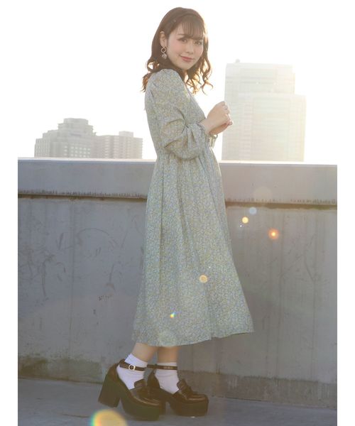 dazzlin(ダズリン)の「ミニローズクラシカルロングワンピース(ワンピース・レディース・ベージュ/グレー/オフホワイト・SMALL/MEDIUM)」の7枚目の写真