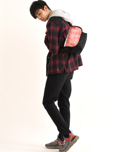 Manhattan Portage(マンハッタンポーテージ)の「Carey Casual Messenger Bag JR(メッセンジャーバッグ・メンズ・オレンジ/ブラック×イエロー/ブラック×ホワイト・SMALL)」の3枚目の写真