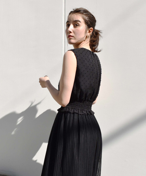 kaene（カエン）の「シャーリング×プリーツワンピース（ドレス・レディース・ブラック×ブラック・FREE）」の4枚目の写真