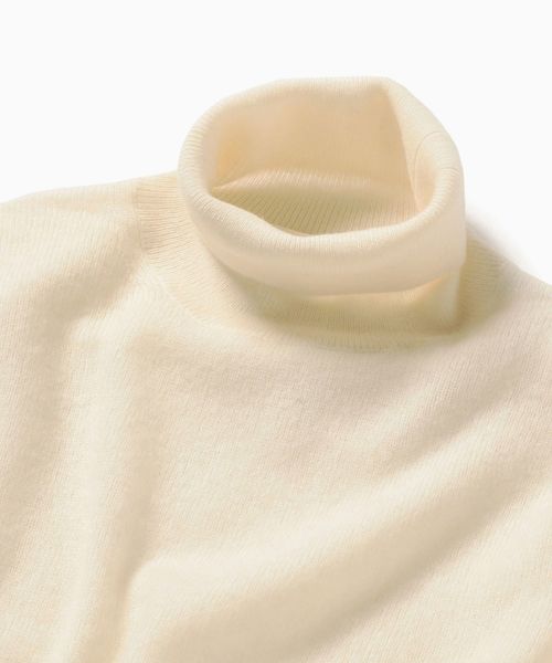 SHIPS（シップス）の「SC: ホワイトカシミヤ タートルネック ニット（ニット/セーター・メンズ・ブラック/ネイビー/オフホワイト・SMALL/MEDIUM/LARGE/X-LARGE）」の11枚目の写真